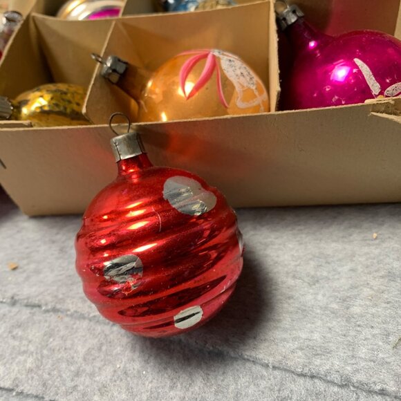 Vintage Hand-Painted Glass Christmas Ornaments Set of 12 Original Box - Picture 5 of 7